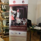 A projekt roll-up-ja. Fotó: Romániai Magyar Néptánc Egyesület / Asociația de Dans Popular al Maghiarilor din România / Association of Hungarian Folk Dance from Romania.